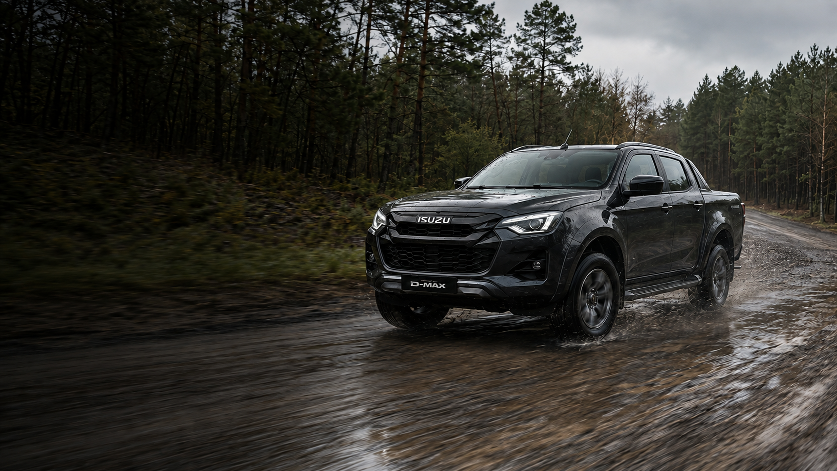 Isuzu D-MAX noir roulant sur une piste forestière humide