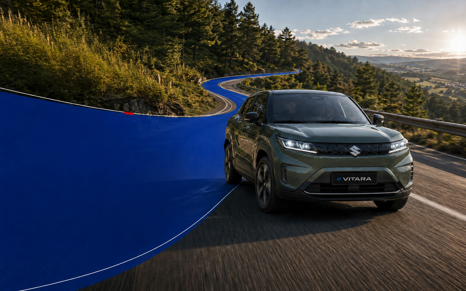Suzuki e VITARA sur une route panoramique en forêt